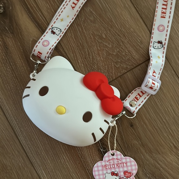 Sanrio Handbags - NWT Sanrio hello kitty silicone puff purse